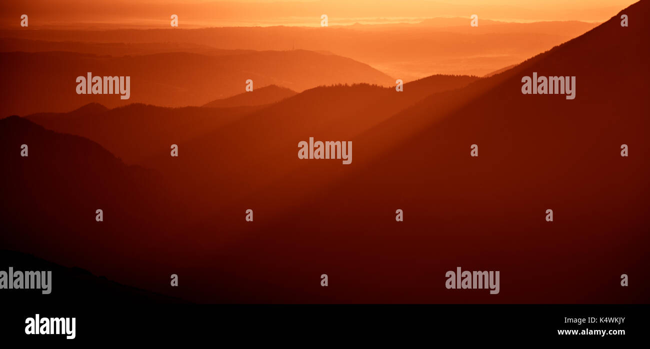 Eine schöne, bunte, abstrakte Berglandschaft in eine rote Tonalität. Dekorative, künstlerische Optik. Stockfoto