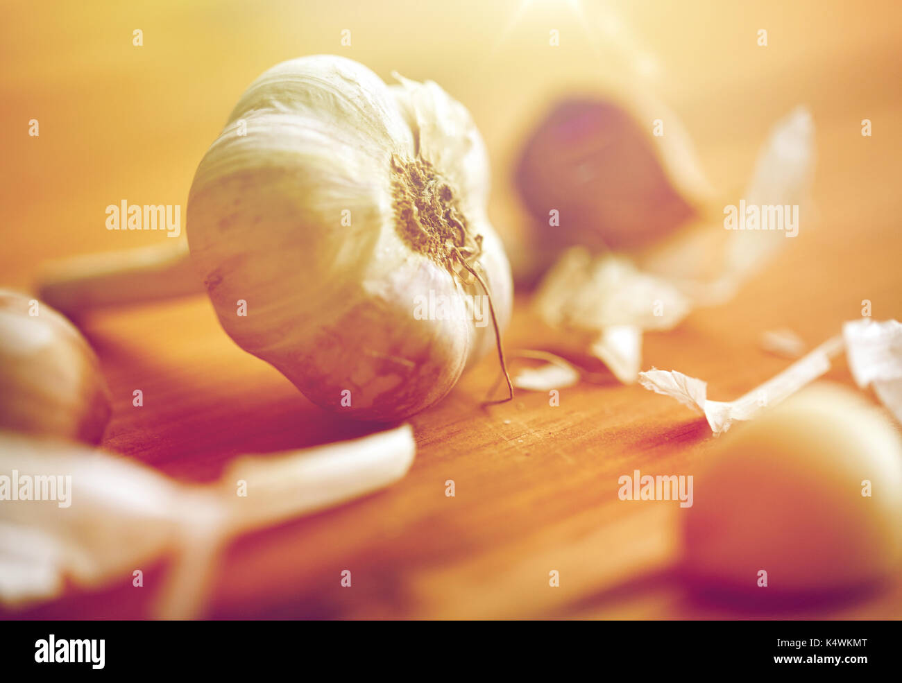 Nahaufnahme der Knoblauch auf hölzernen Tisch Stockfoto