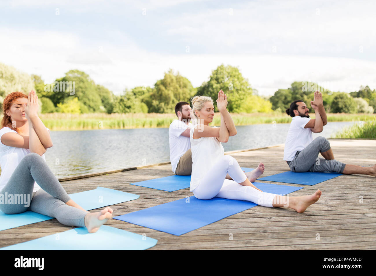 Menschen machen Yoga und Meditation im freien Stockfoto