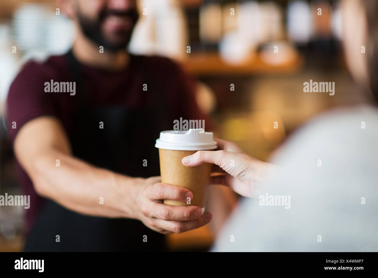 Mann oder Barkeeper Kunde bei Coffeeshop serviert Stockfoto