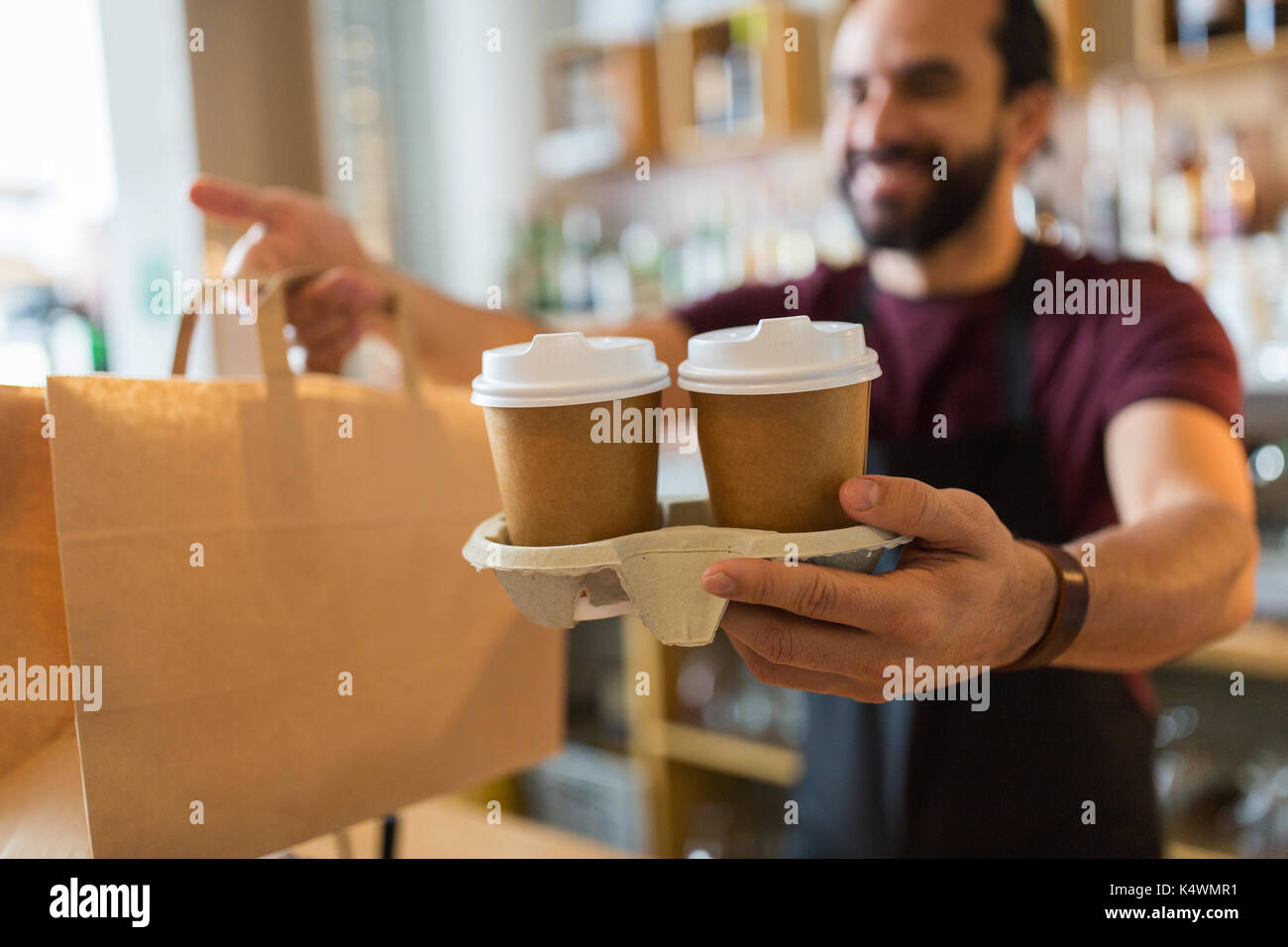 Mann oder Barkeeper Kunde bei Coffeeshop serviert Stockfoto