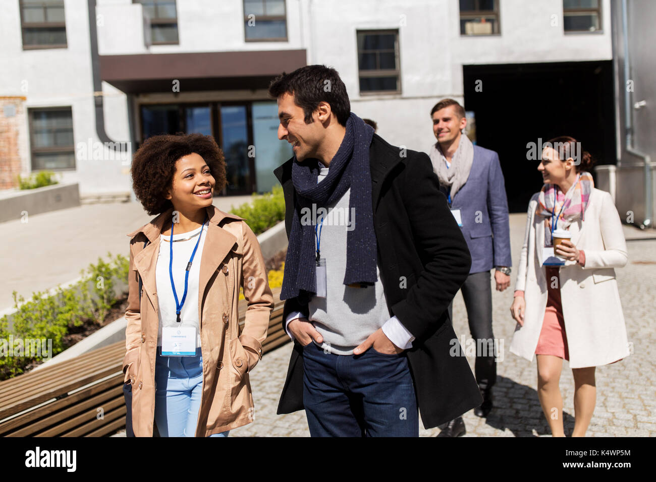 Menschen mit Kaffee und Konferenz Abzeichen in Stadt Stockfoto