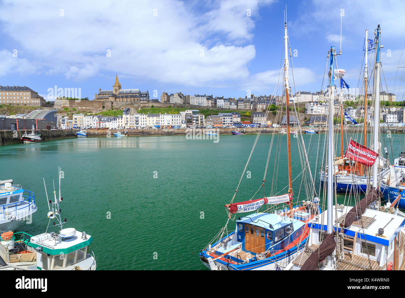 Frankreich, Manche (50), Cotentin, Granville, le bassin à flot et la ville // Frankreich, Manche, Cotentin Peninsula, Granville, Hafen und die Stadt Stockfoto