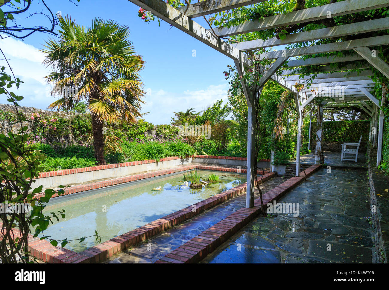 France, Manche (50), Cotentin, Granville, Musée Christian Dior, Bassin dans le jardin // France, Manche, Cotentin Peninsula, Granville, Christian Dior Stockfoto