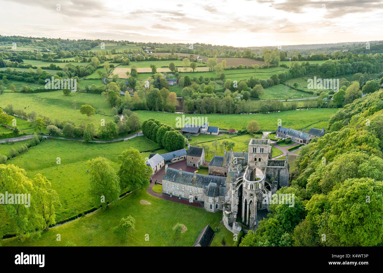 Frankreich, Manche (50), Cotentin, Hambye, abbaye de Hambye, abbaye bénédictine fondée au XIIe siècle (vue aérienne) // Frankreich, Manche, Cotentin Peninsul Stockfoto