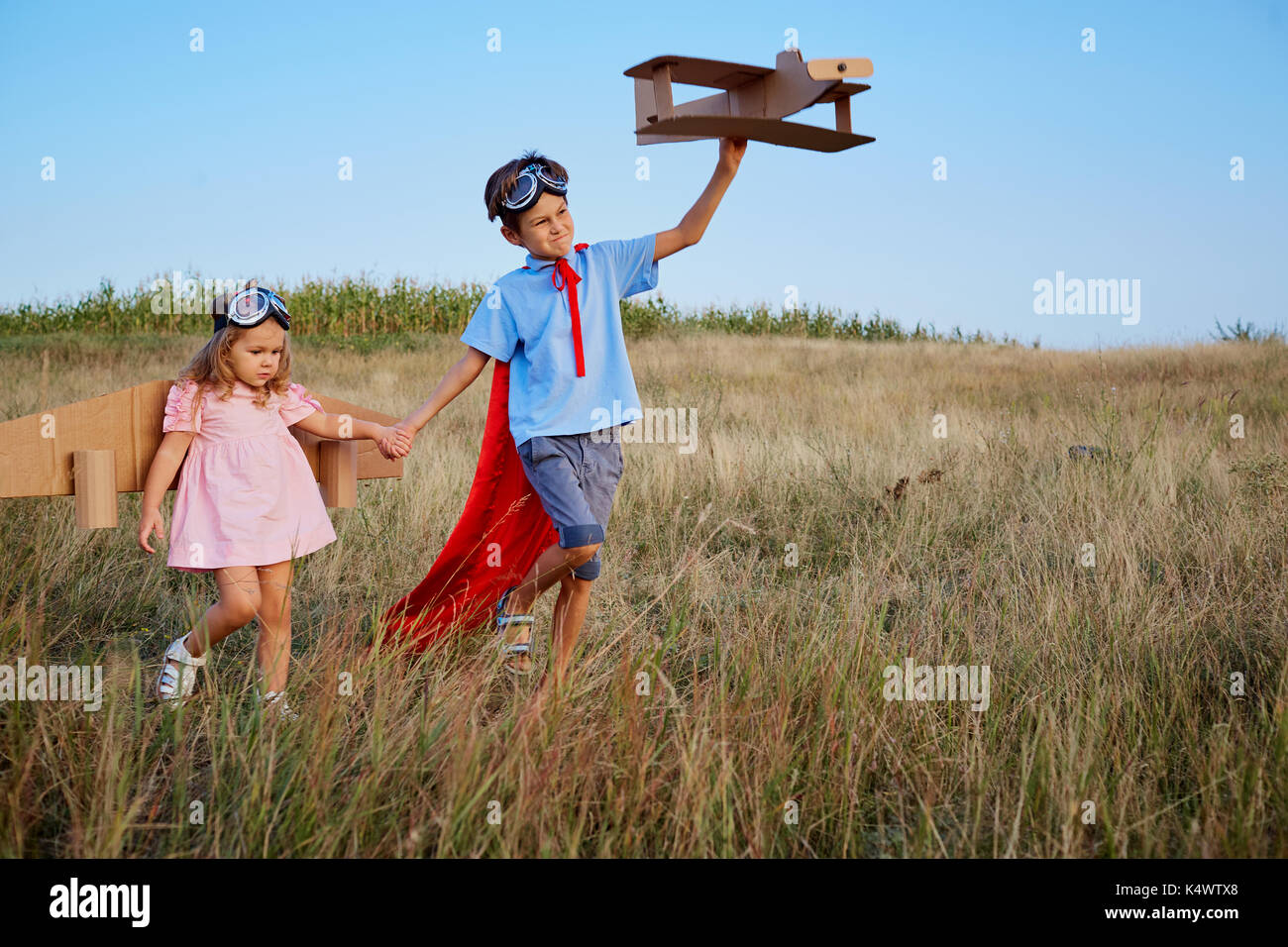 Bruder und Schwester in Anzügen von Superhelden Piloten gehen in n Stockfoto
