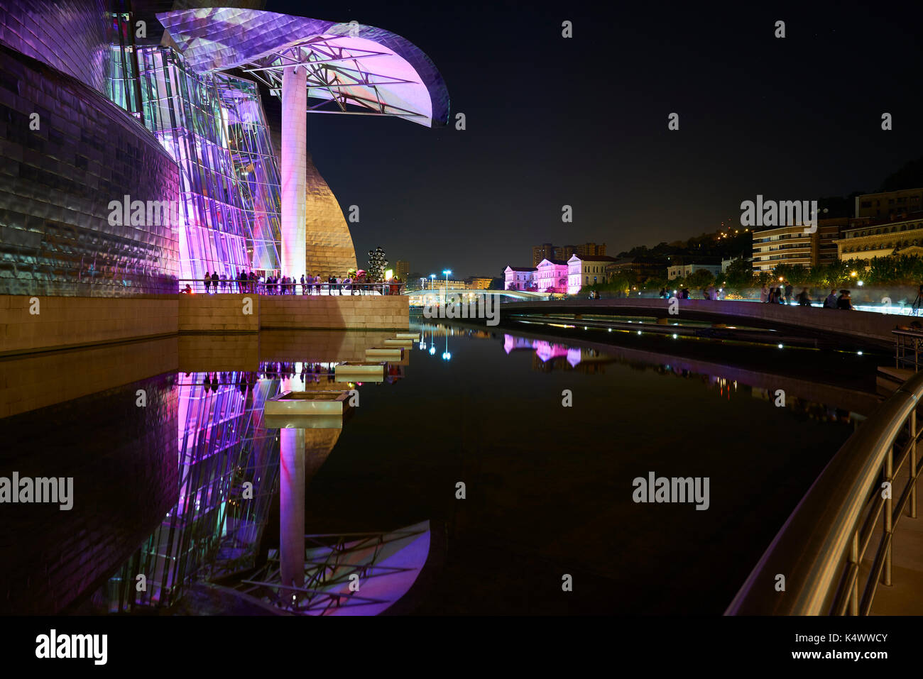 Guggenheim Museum bei Nacht mit spektakulären Licht, Bilbao, Vizcaya, Baskenland, Spanien, Europa Stockfoto