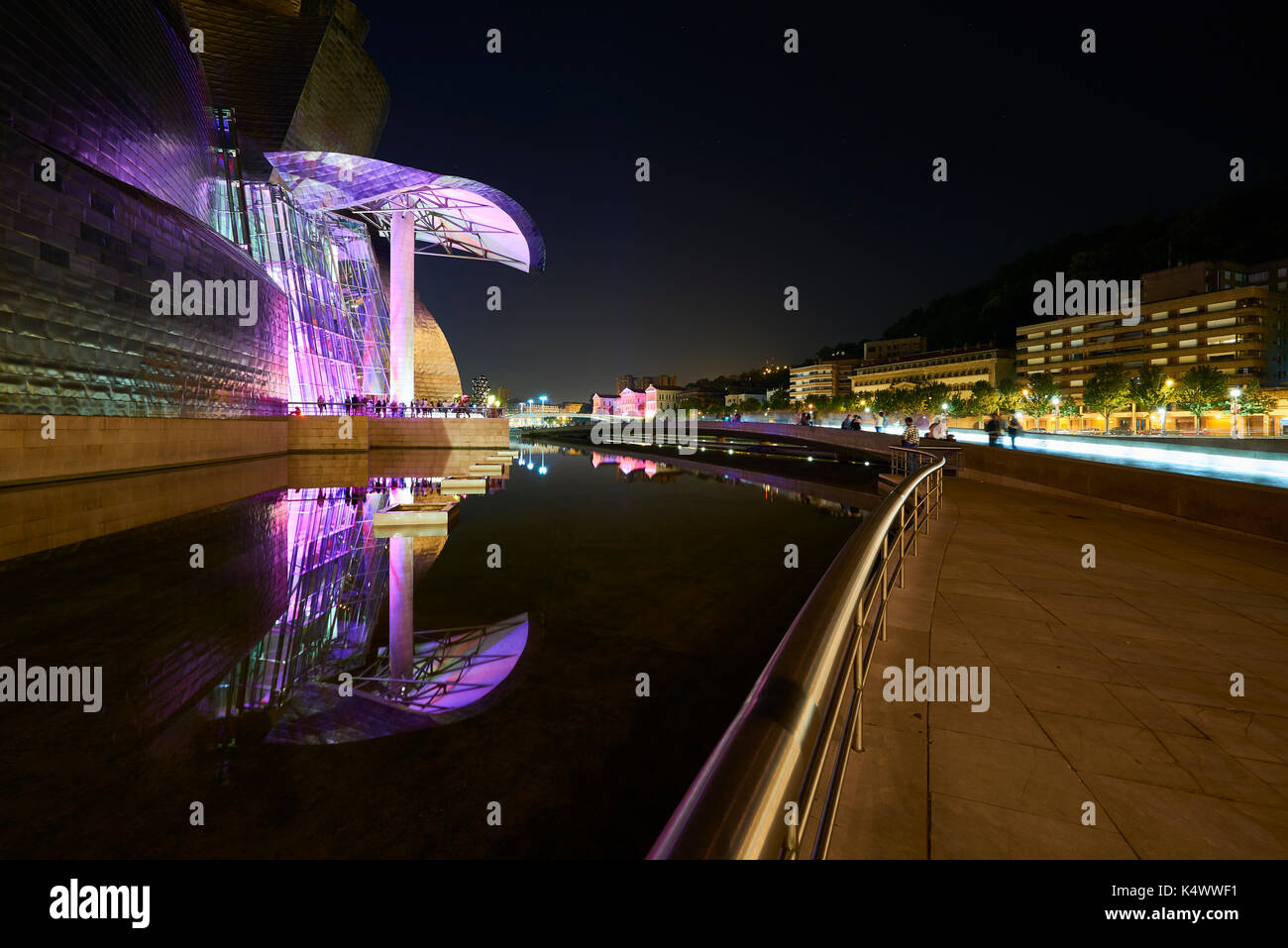 Guggenheim Museum bei Nacht mit spektakulären Licht, Bilbao, Vizcaya, Baskenland, Spanien, Europa Stockfoto