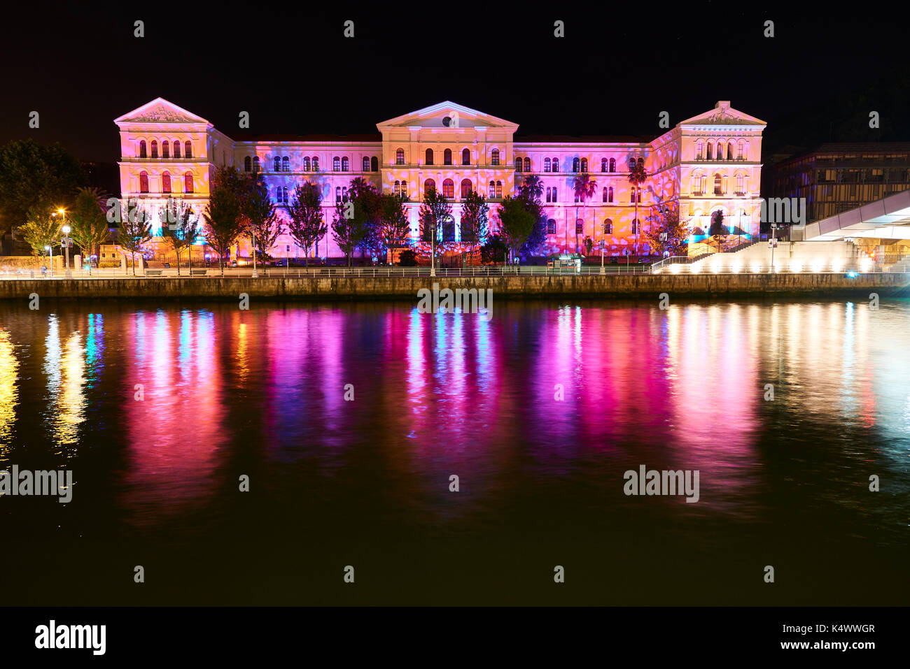 Universität Deusto in der Nacht mit spektakulären Licht, Bilbao, Vizcaya, Baskenland, Euskadi, Spanien, Europa Stockfoto