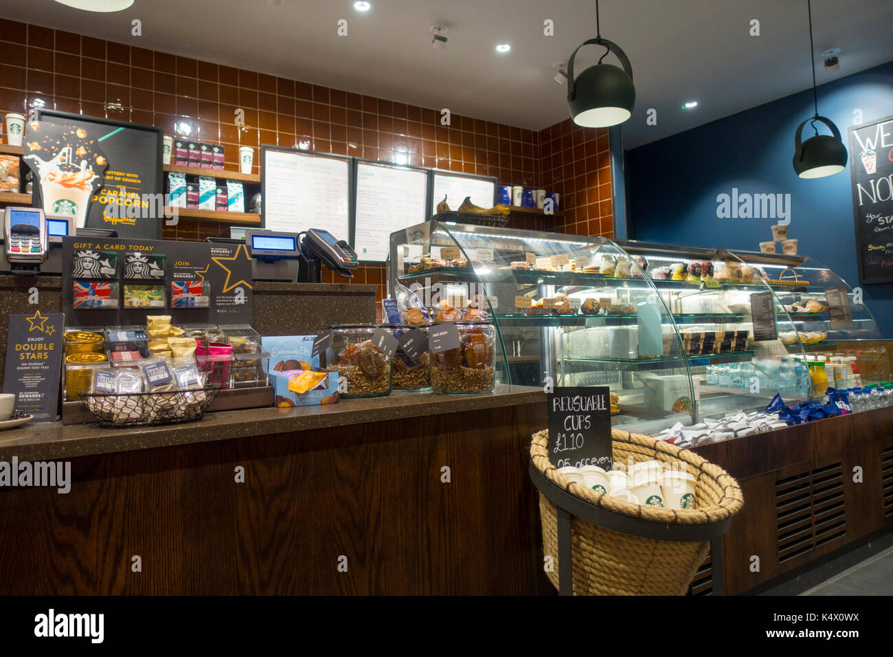 Starbucks Coffee Counter Display Mit Produkten Kuchen