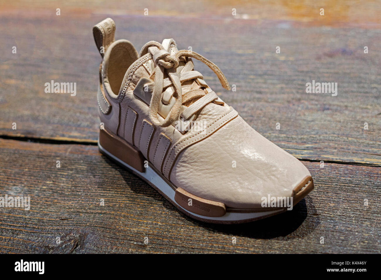 Adidas hender Regelung Leder Schuh für Verkauf für $ 1.000 pro Paar an der Nike KITH Store am Broadway in Greenwich Village, New York City. Stockfoto