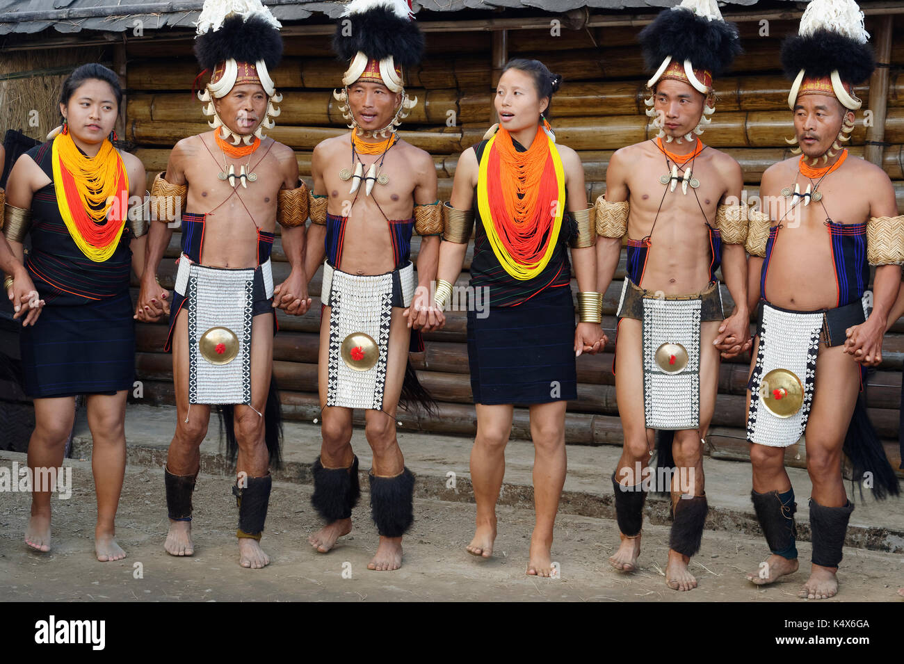 Stammes-Ritual tanzt an der Hornbill Festival, Kohima, Nagaland, Indien Stockfoto