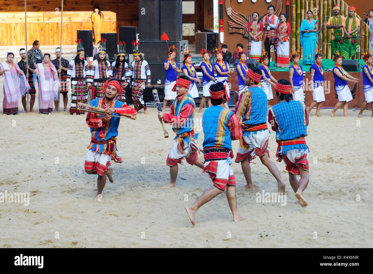 Stammes-Ritual tanzt an der Hornbill Festival, Kohima, Nagaland, Indien Stockfoto