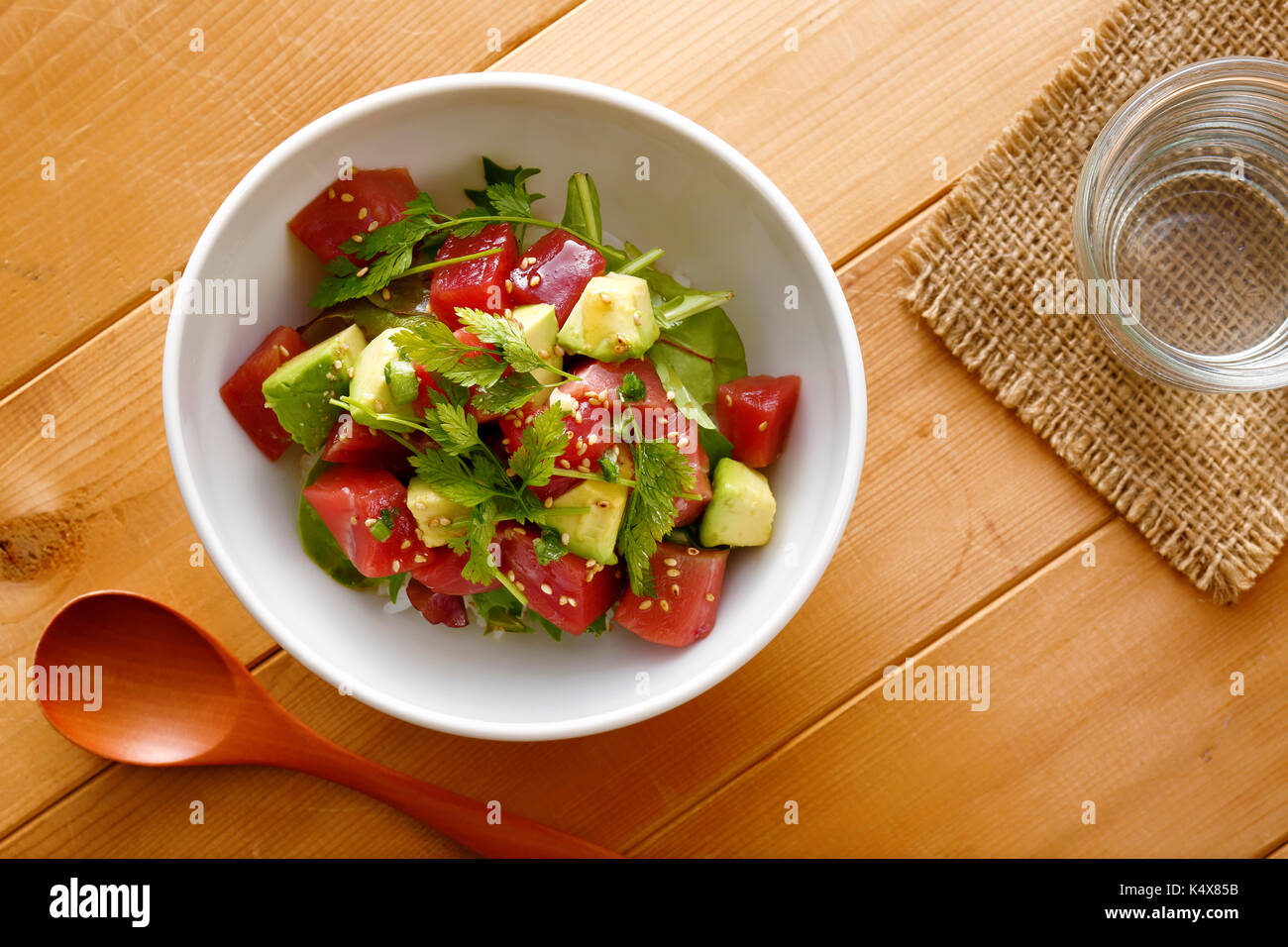 Im japanischen Stil Thunfisch und Avocado Schüssel Stockfoto