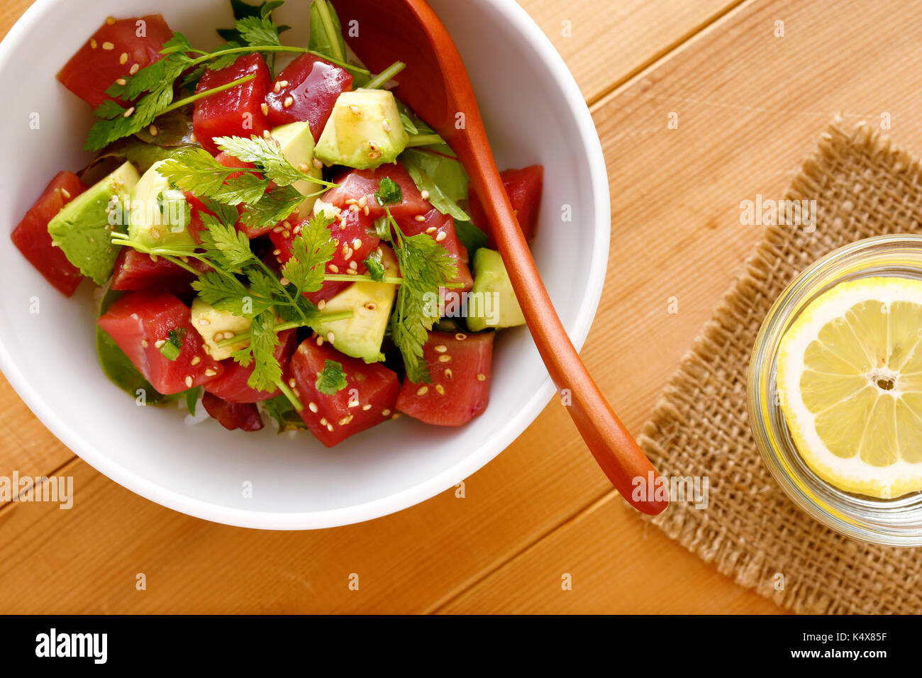 Im japanischen Stil Thunfisch und Avocado Schüssel Stockfoto