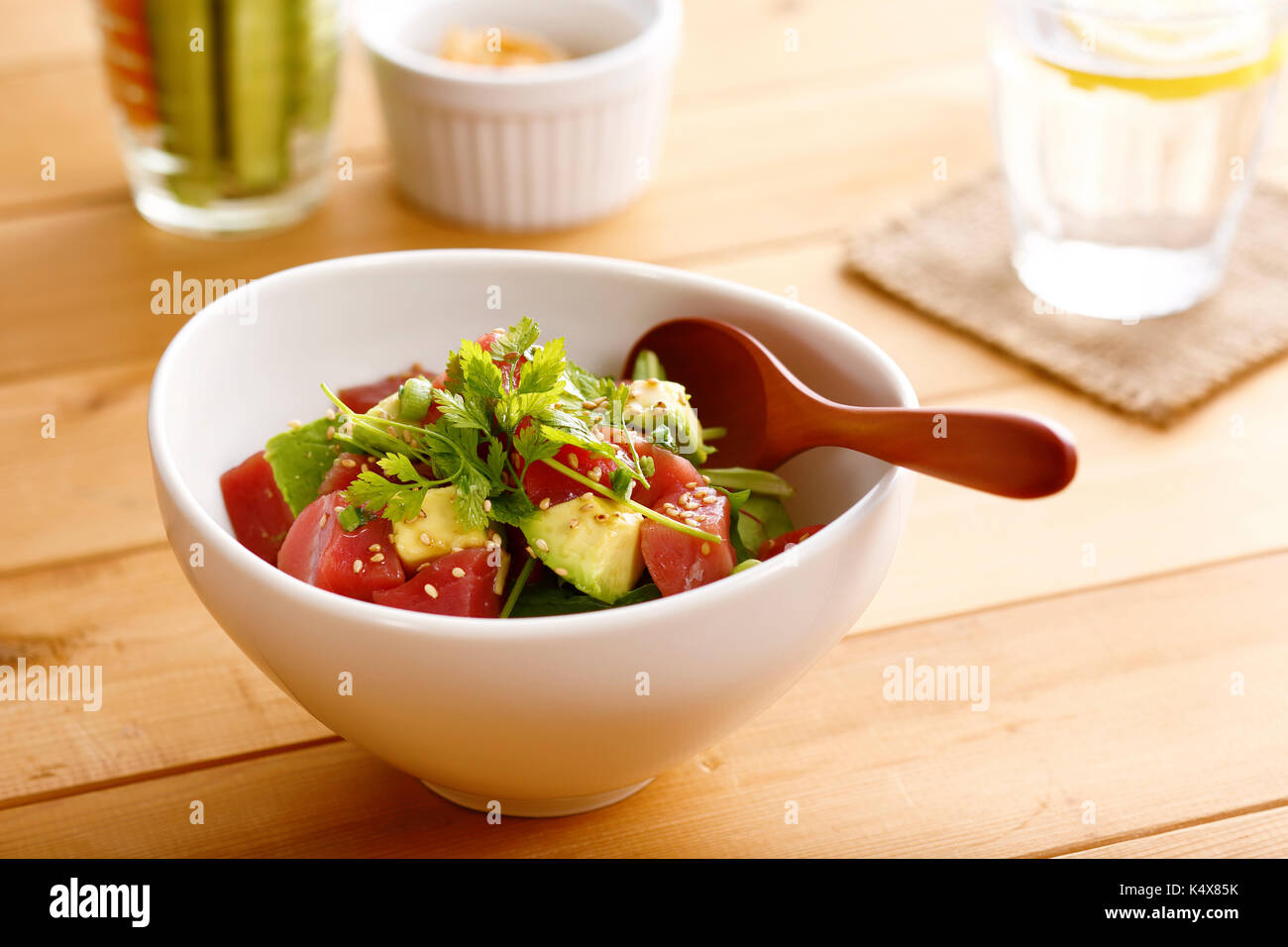 Im japanischen Stil Thunfisch und Avocado Schüssel Stockfoto