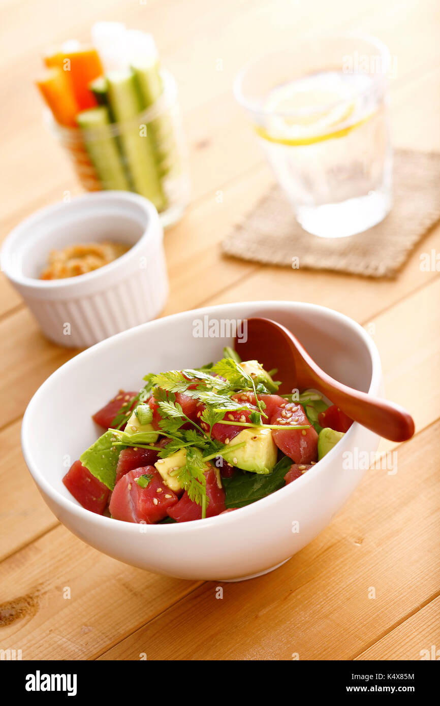 Im japanischen Stil Thunfisch und Avocado Schüssel Stockfoto