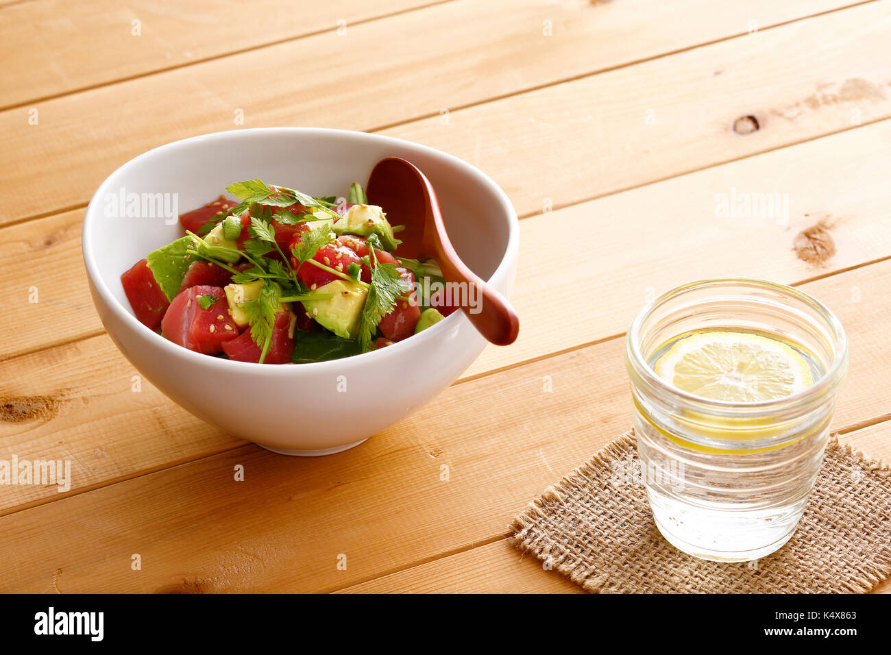 Im japanischen Stil Thunfisch und Avocado Schüssel Stockfoto