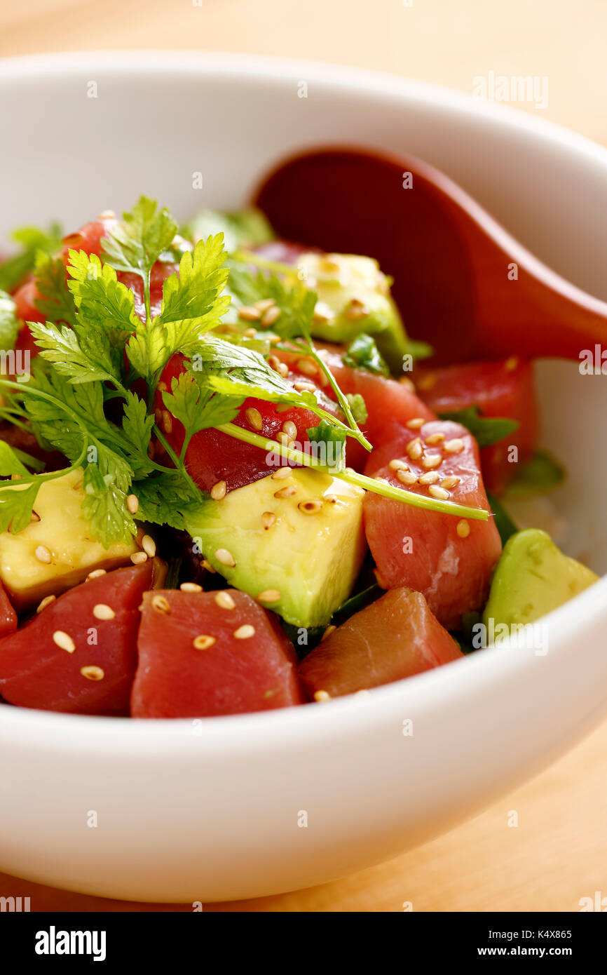 Im japanischen Stil Thunfisch und Avocado Schüssel Stockfoto
