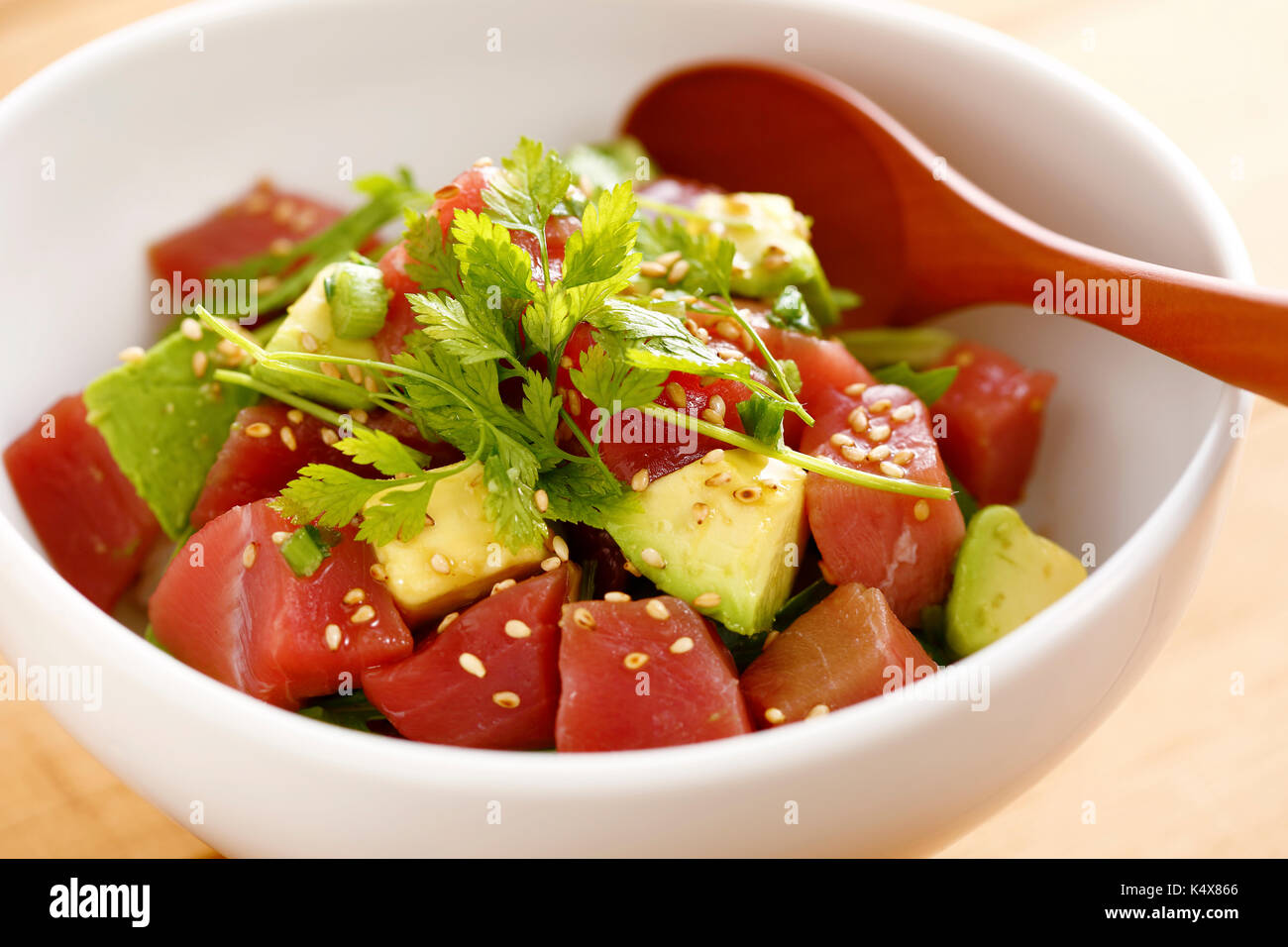 Im japanischen Stil Thunfisch und Avocado Schüssel Stockfoto