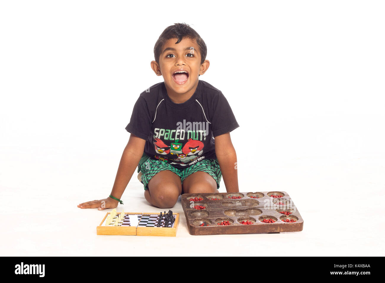 Kinder spielen Spiele für Drinnen Stockfoto