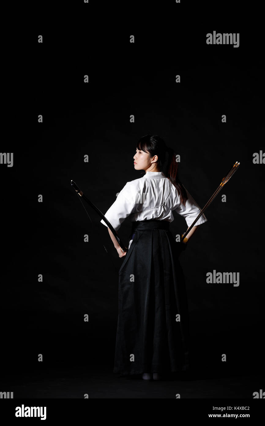 Traditionelles japanisches Bogenschießen Athlet auf schwarzem Hintergrund Stockfoto