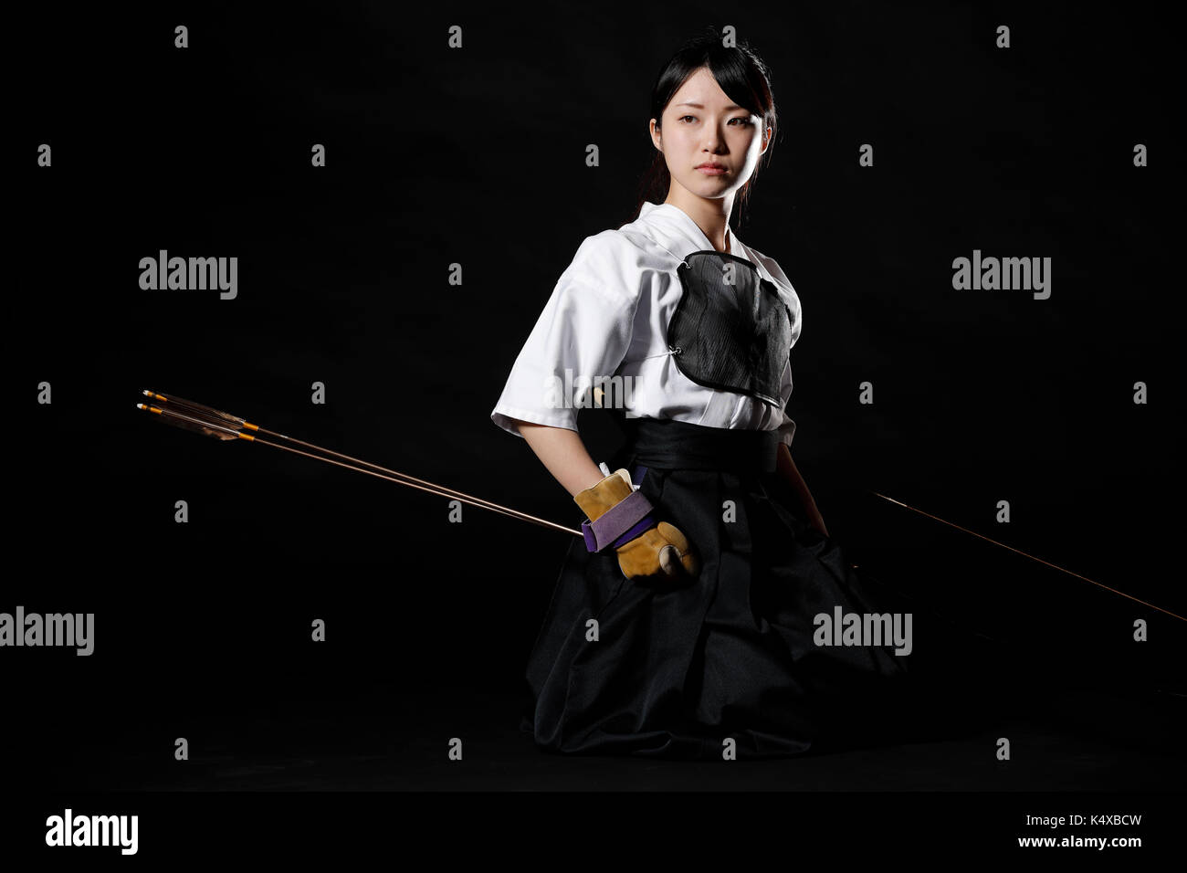 Traditionelles japanisches Bogenschießen Athlet auf schwarzem Hintergrund Stockfoto