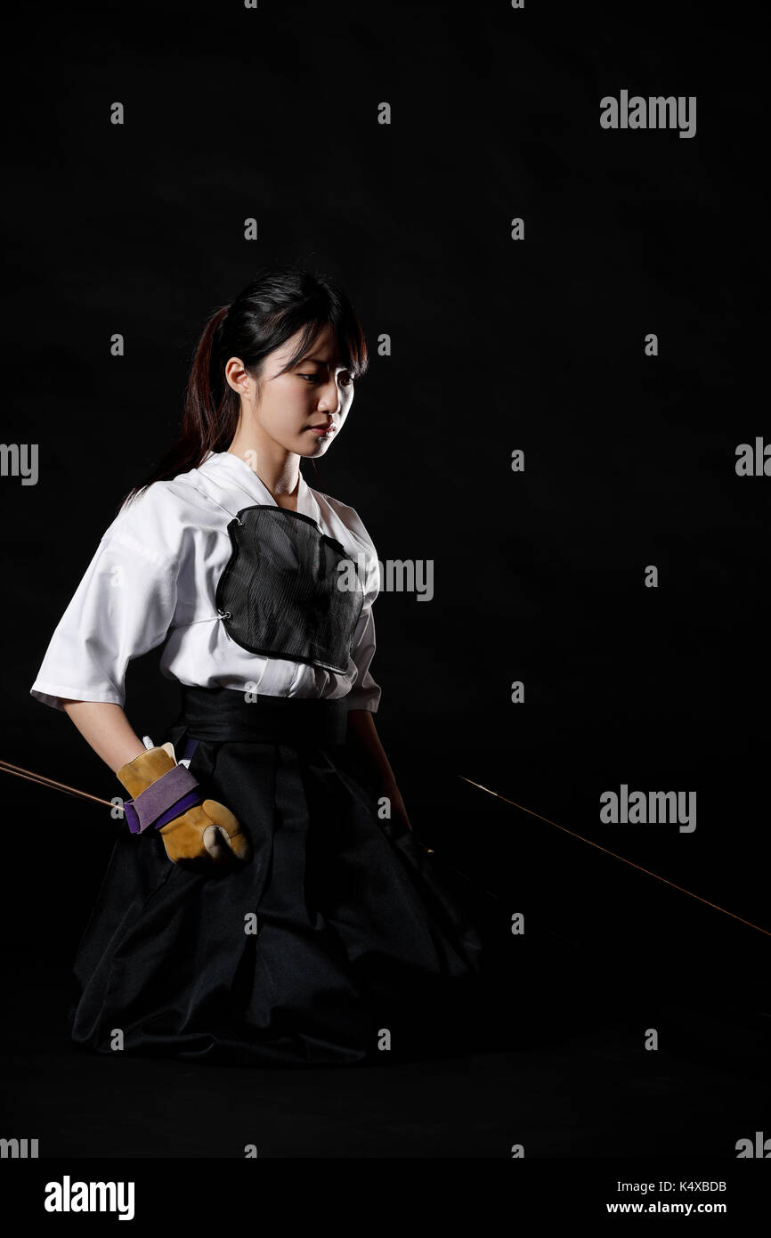 Traditionelles japanisches Bogenschießen Athlet auf schwarzem Hintergrund Stockfoto