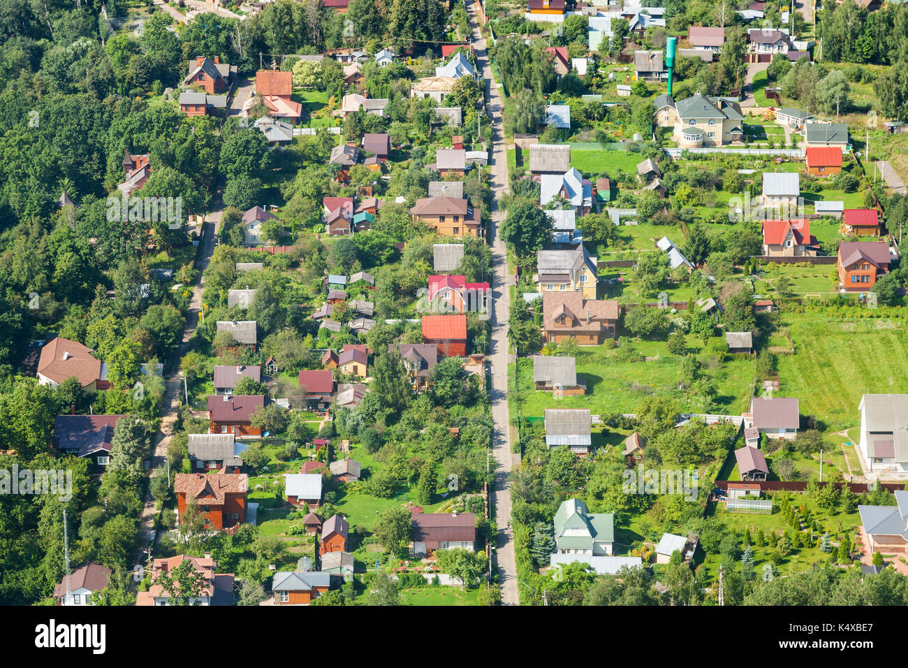Oben Ansicht von Hütten im Dorf in der Region Moskau in Istrinsky Bezirk im Sommer Tag Stockfoto