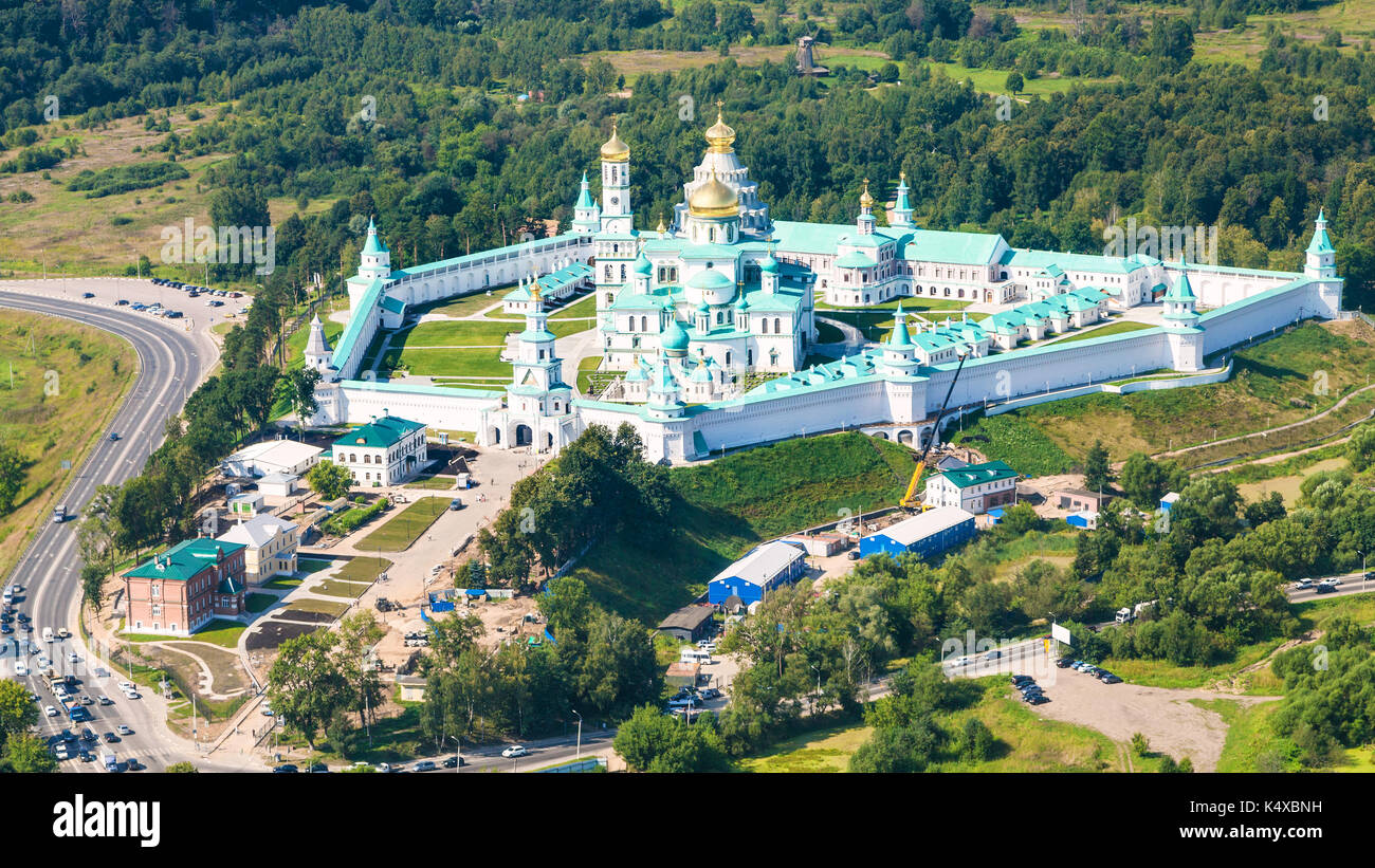 Oben Blick auf das neue Jerusalem (Novoiyerusalimsky, Voskresensky Auferstehung) Kloster in grünen Hügeln in der Nähe von Istrien Stadt in der Region Moskau im Sommer Tag Stockfoto