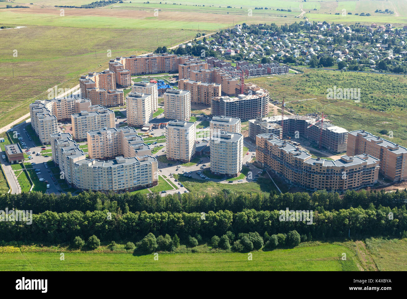Oben Ansicht der neue Stadtteil Novosnegirovskiy in der Region Moskau in der Nähe in Rozhdestveno Dorf im Sommer Tag Stockfoto