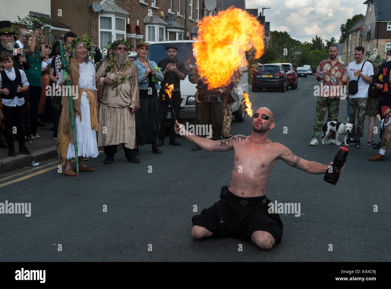 Feuerfresser im Vorort London. StrohJack jährliches Festival Carshalton Surrey. 2017 2010er Jahre England HOMER SYKES Stockfoto