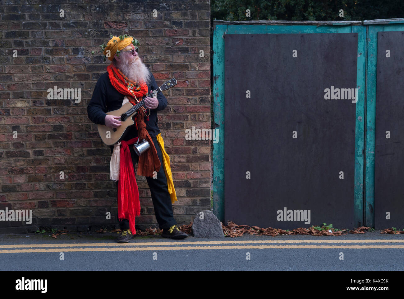 New Age Hippie, ein Rentner im Alter, ein älterer, wandernder Minstrel, Spaß mit Carshalton Surrey. South London Großbritannien England 2017 2010er Jahre HOMER SYKES Stockfoto