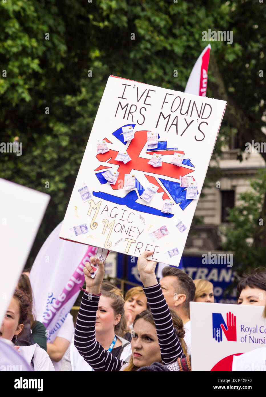 Tausende von Krankenschwestern, Mitgliedern der Öffentlichkeit und anderen Mitarbeitern des Gesundheitswesens versammelten sich auf Dem Parliament Sq, London, um gegen die staatliche Lohngrenze zu protestieren. Stockfoto