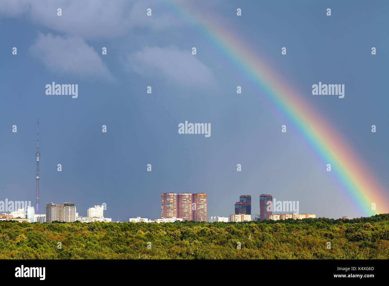 Regenbogen in den regnerischen Himmel über der Stadt Moskau mit Fernsehturm und Timiryazevskiy städtischen Park Stockfoto