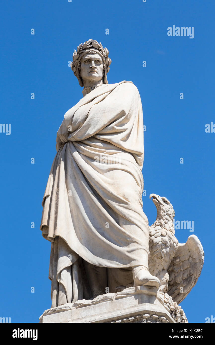 Provinz Florenz, Florenz, Toskana, Italien. Statue des italienischen Dichters Dante Alighieri, 1265-1321, vor der Kirche Santa Croce. Das Historische Zentrum Stockfoto