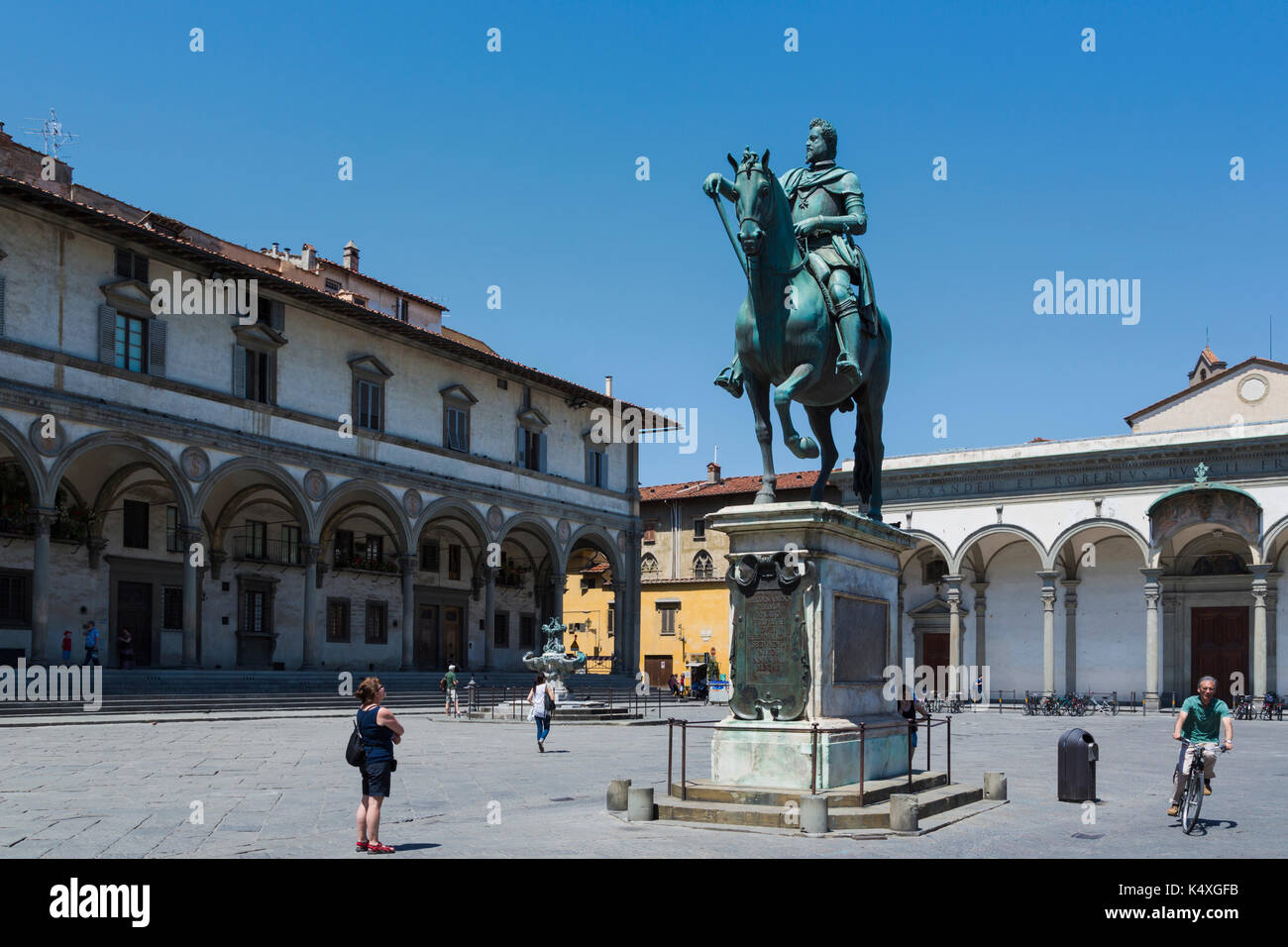Provinz Florenz, Florenz, Toskana, Italien. Piazza della Santissima Annunziata. Statue von Ferdinando I de' Medici, Großherzog der Toskana, 1549-16. Stockfoto