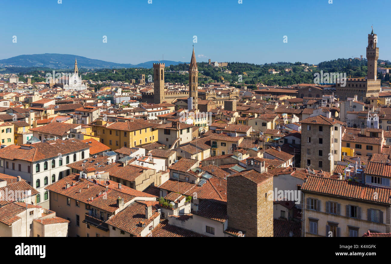 Provinz Florenz, Florenz, Toskana, Italien. Hohe Aussicht über die Stadt. Santa Croce Kirche ganz links und ganz rechts der Palazzo Vecchio. Das historische Zentrum Stockfoto