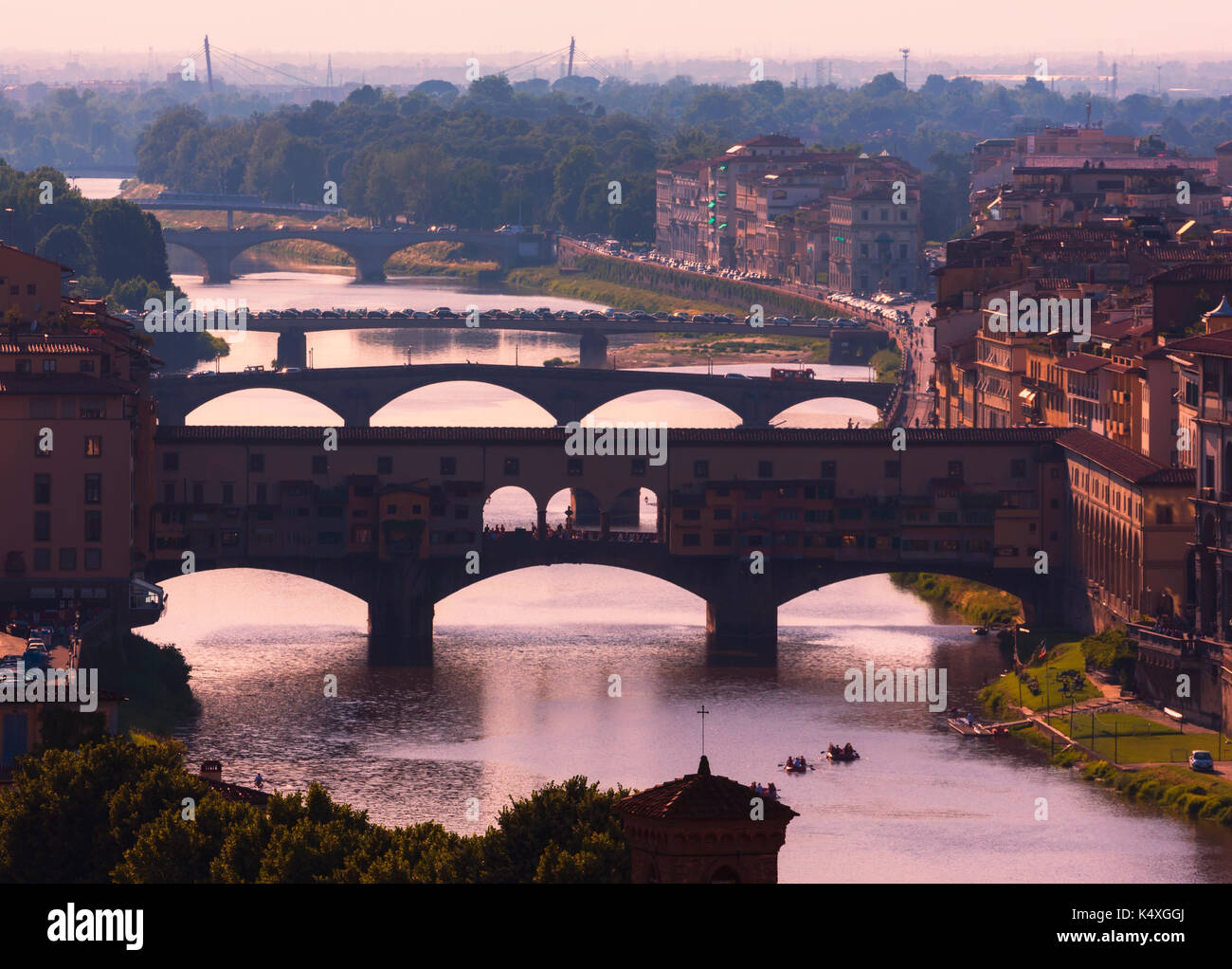 Provinz Florenz, Florenz, Toskana, Italien. Blick auf Brücken über den Fluss Arno. Ponte Vecchio im Vordergrund. Das historische Zentrum von Florenz ist ein U Stockfoto