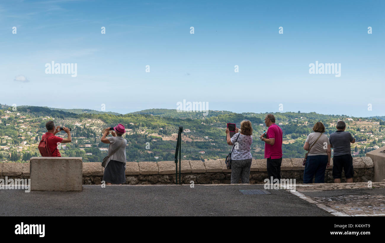 Touristen betrachten, in Grasse, Cote d'Azur, Frankreich. Die Stadt ist berühmt für seine Parfums Stockfoto