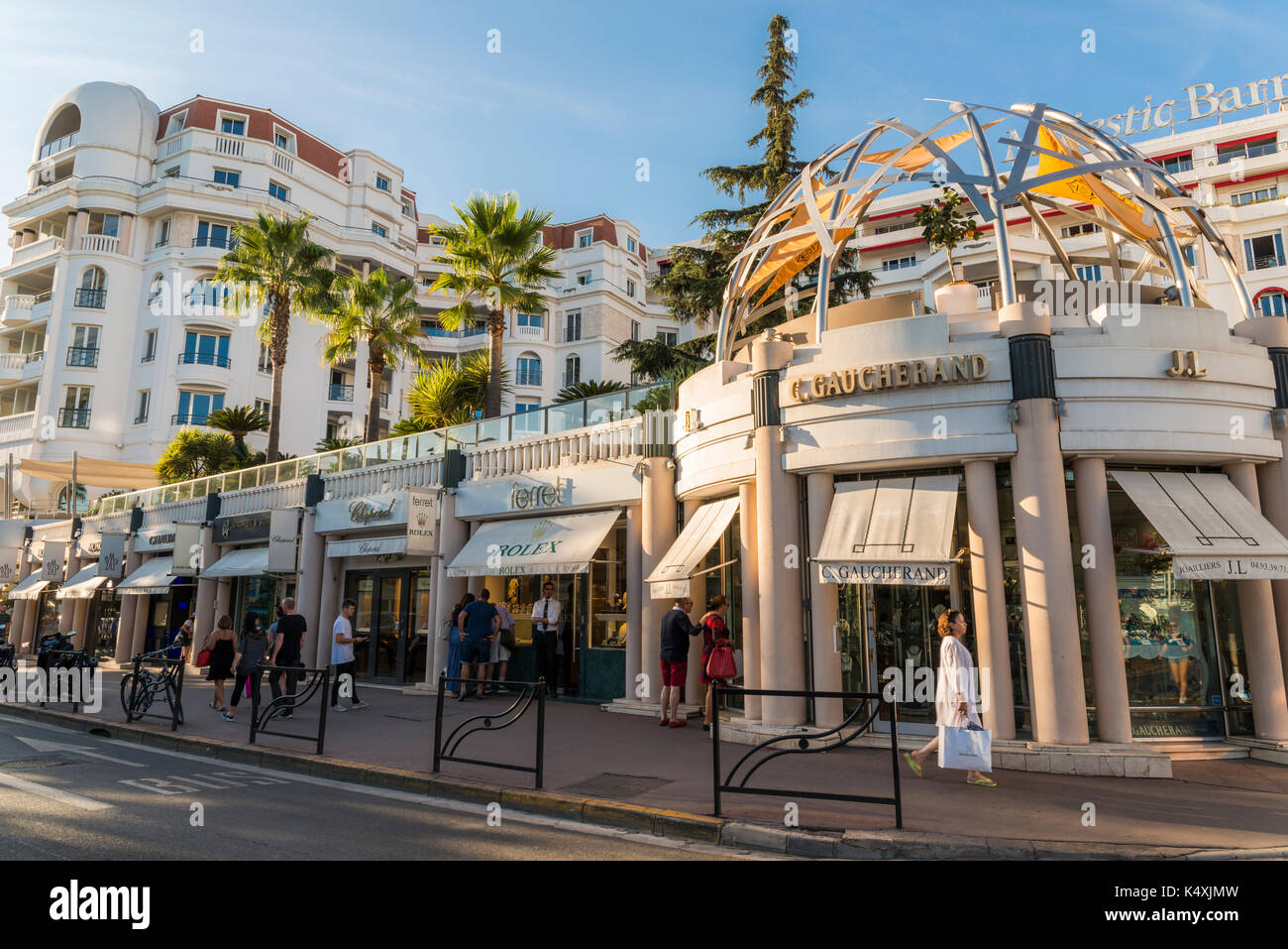 Luxuriöse Geschäfte, einschließlich Rolex, in der Croisette von Cannes, Cote d'Azur, Frankreich Stockfoto
