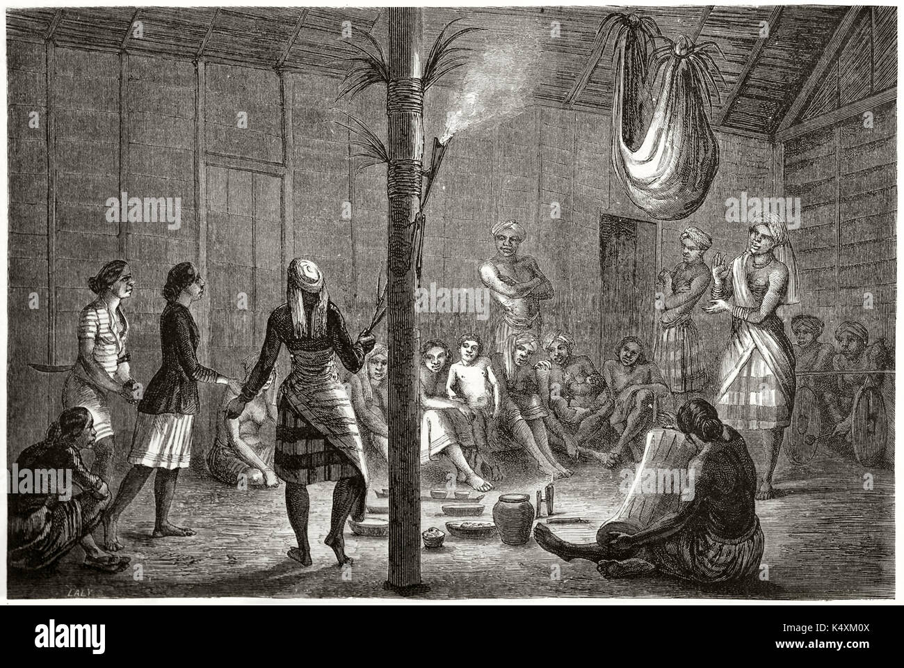 Alten Leute spielen ein Ritual ethnischen Tanz in einem großen, dunklen Hütte mit Fackeln beleuchtet. Dayak Willkommen fest zu westlichen Menschen Borneo. Durch Lancon nach Schwaner auf Le Tour du Monde Paris 1862 veröffentlicht. Stockfoto