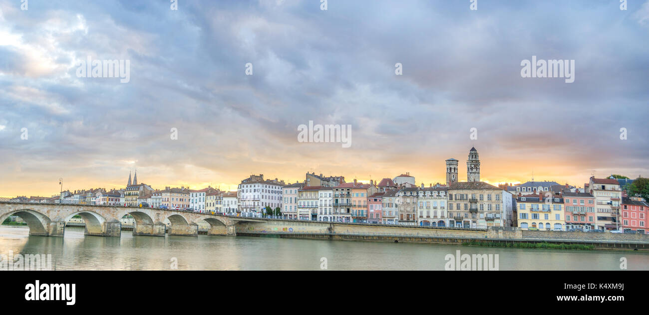 Schöne Aussicht auf die Stadt am Fluss Macon, Frankreich Stockfoto