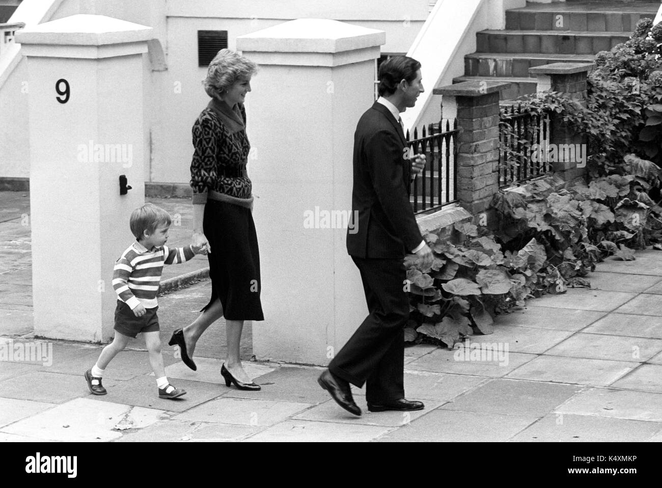 Der Prinz und die Prinzessin von Wales Anreise mit Prinz William, 3, bei Frau Jane Mynors Kindergarten in Notting Hill Gate, London. Stockfoto