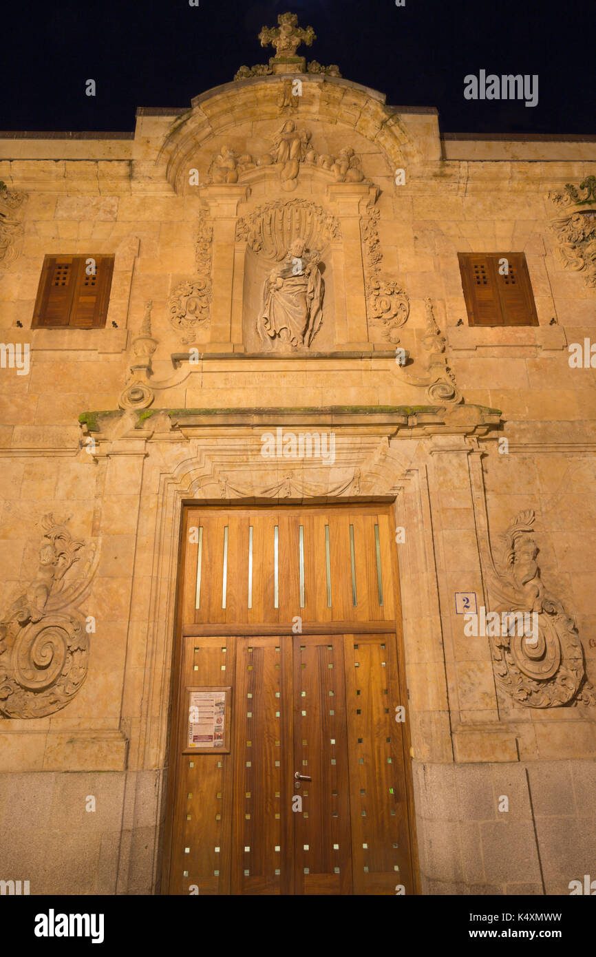 SALAMANCA, SPANIEN, APRIL 17, 2016: Das barocke Portal von Gebäude Centro dokumentarischen de la Memoria historica. Stockfoto