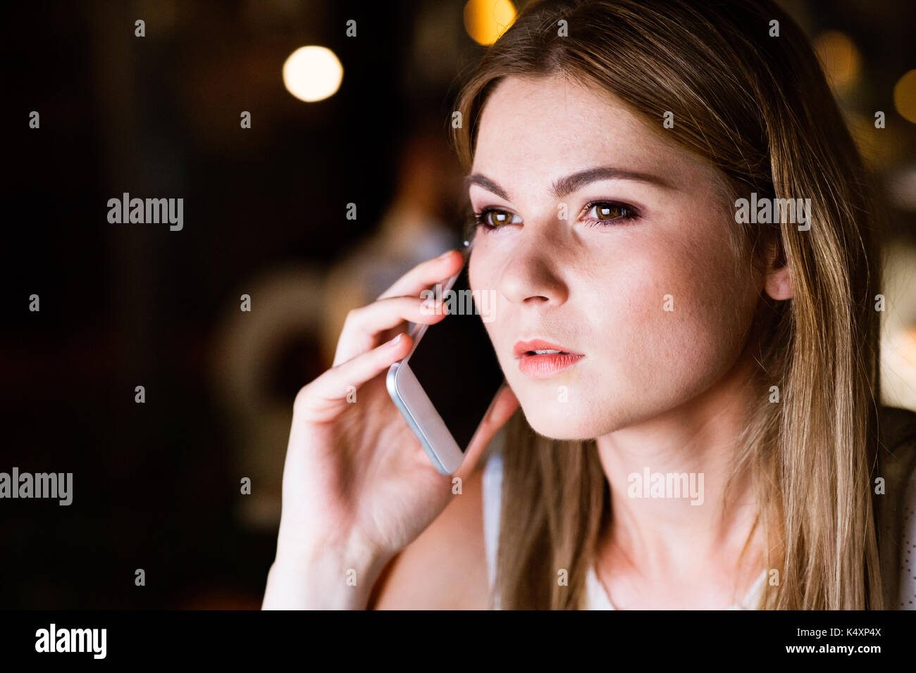 Geschäftsfrau mit Smartphone in ihrem Büro in der Nacht. Stockfoto