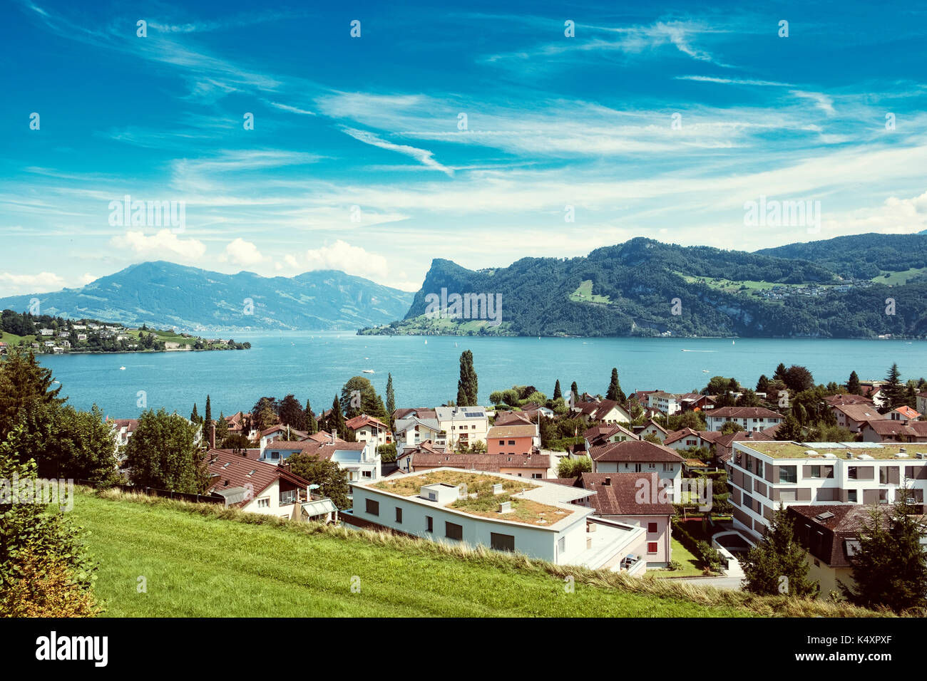 Foto des Vierwaldstättersees mit der Stadt Liestal, von oben. Stockfoto