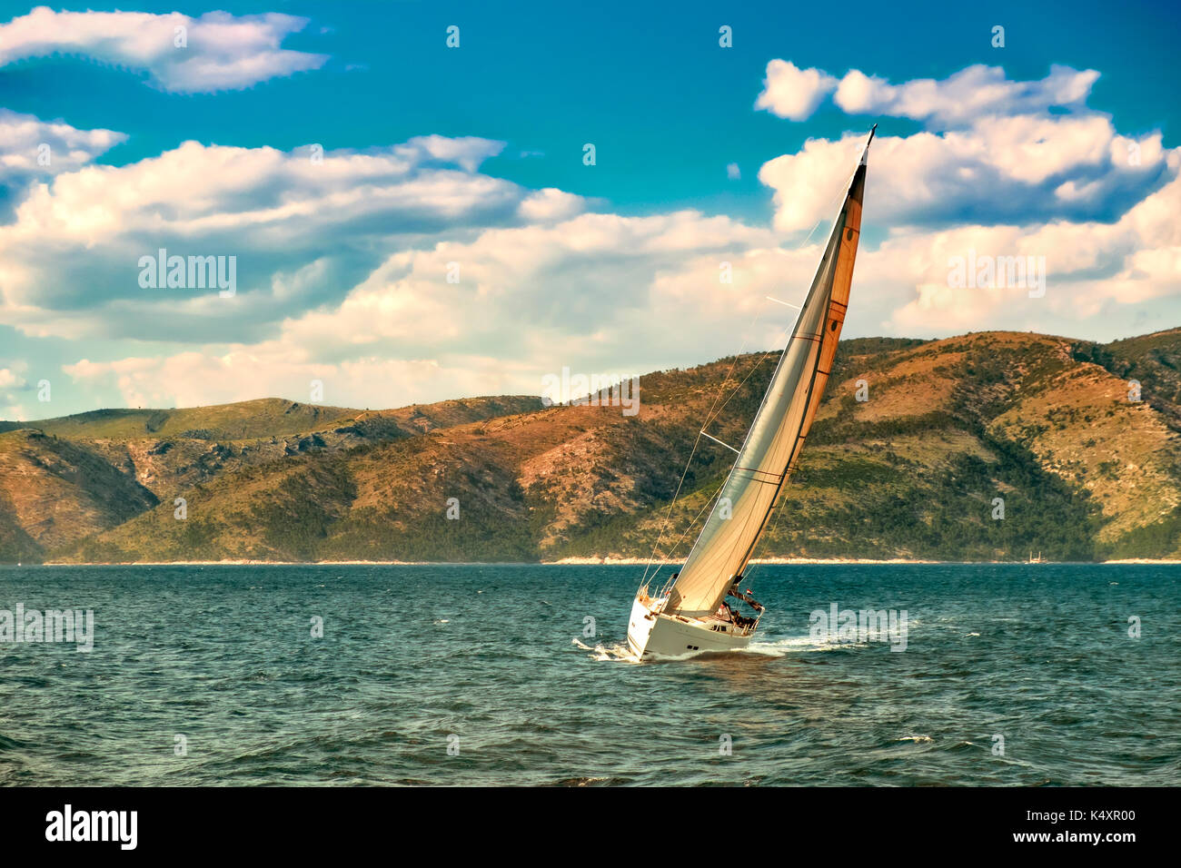 Segelboot Kreuzfahrt bei Sonnenuntergang vor der kroatischen Küste. Stockfoto