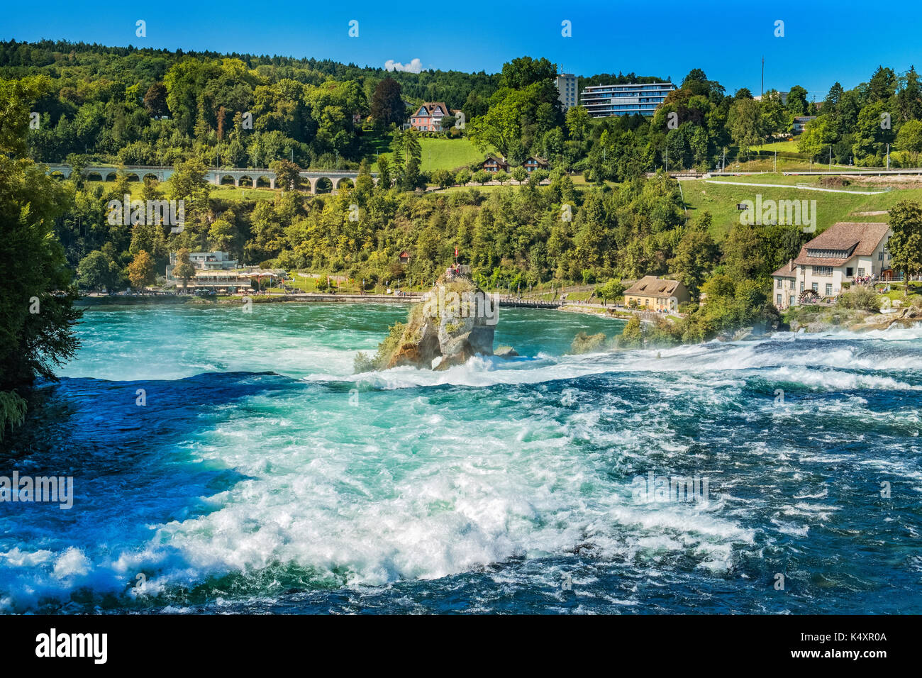 Angesichts der riesigen Wasserfall Rheinfall in der Schweiz ist einer der größten Wasserfälle Europas Stockfoto