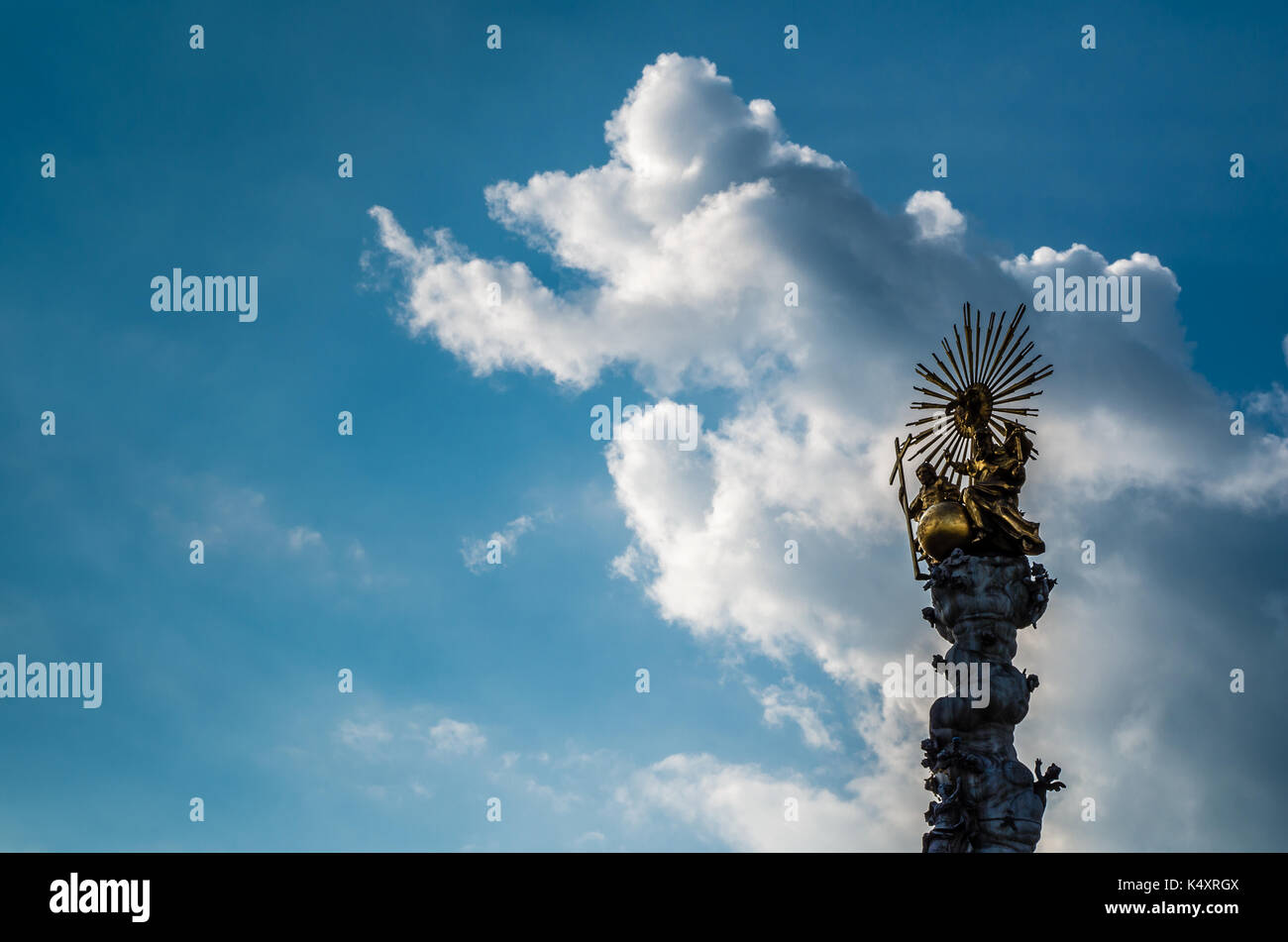 Urbane Kunst/Architektur/Landmarke auf Hauptplatz Linz, Österreich. Statue/Denkmal mit einem blauen Himmel und Wolken. Stockfoto